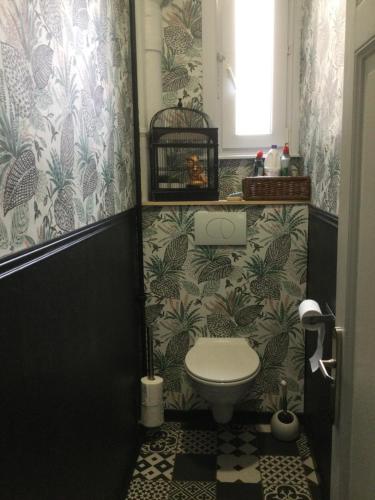 een kleine badkamer met een toilet in een kamer bij Villa des sables in Duinkerke