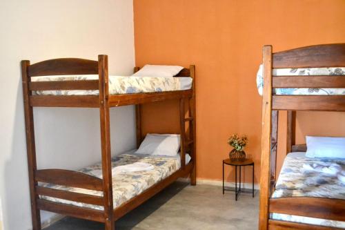 a room with two bunk beds in a room at Villa Manga Rosa in Lençóis