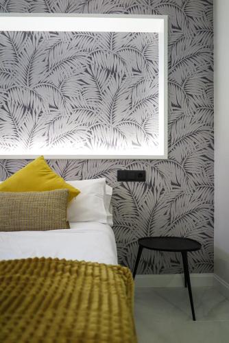 a bedroom with a bed and a picture on a wall at Tomé, Casa de Huéspedes in Orgaz