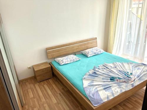 Cama pequeña en habitación con ventana en Eden Guest Aparthotel, Oradea, Romania, en Oradea