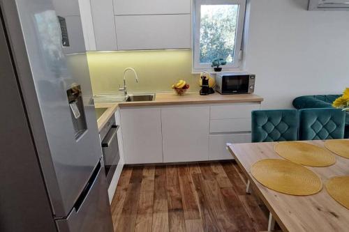 een kleine keuken met een tafel en een koelkast bij Apartment Adrian in Kaštela