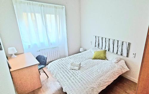 een slaapkamer met een bed, een bureau en een raam bij Habitación privada en departamento familiar a pasos de la playa in San Sebastian