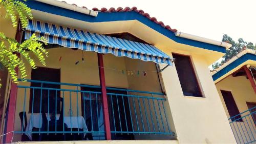 Fotografie z fotogalerie ubytování Ramo's Cozy Beachside Haven with Panoramic Views - 1st v destinaci Vlorë