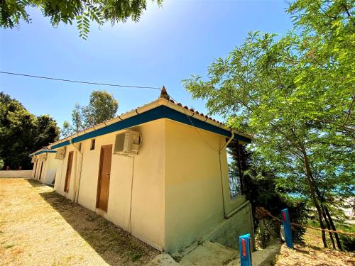 Fotografie z fotogalerie ubytování Ramo's Cozy Beachside Haven with Panoramic Views - 1st v destinaci Vlorë