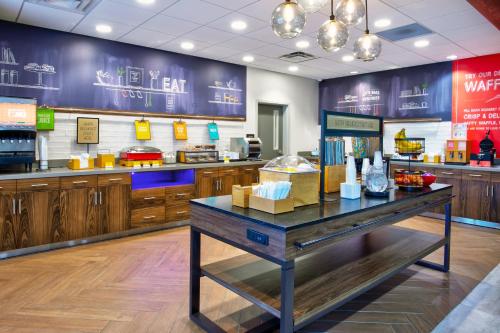 a fast food restaurant with a table in the middle at Hampton Inn Paris, Tn in Paris