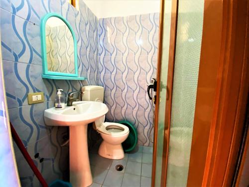 un piccolo bagno con lavandino e WC di Ramo's Cozy Beachside Haven with Panoramic Views - 1st a Vlorë