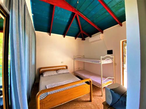 una camera con due letti a castello in una stanza di Ramo's Cozy Beachside Haven with Panoramic Views - 1st a Vlorë