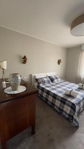 a bedroom with two beds and a table with a bowl on it at Chez Papa Appartamenti - Chez Coco in Ravenna