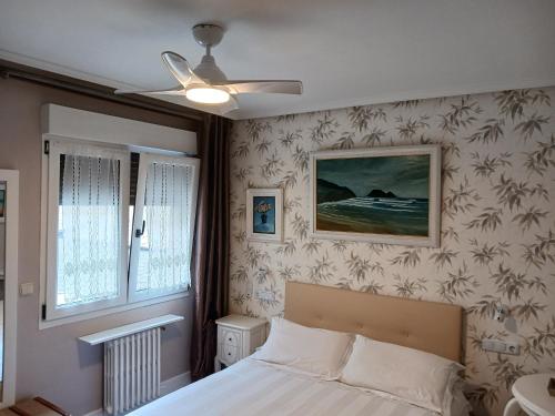 a bedroom with a bed and a ceiling fan at Ubicacion Perfecta/Baño Privado in San Sebastián