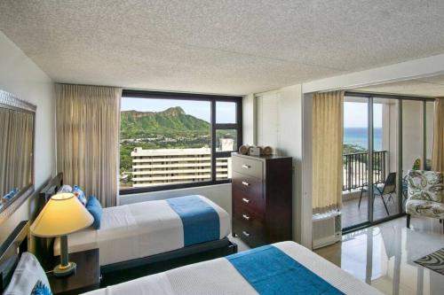 ホノルルにあるLë'ahi Diamond Head Suite 1 Bedroom 1 Free Parkingのベッド2台とバルコニーが備わるホテルルームです。