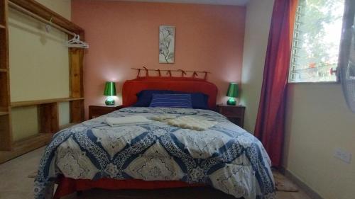 sypialnia z łóżkiem z kocem w obiekcie DondeJosé w mieście Valle de Anton