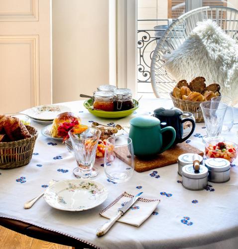 La Maison Vague في مارسيليا: طاولة مع قطعة قماش عليها طعام