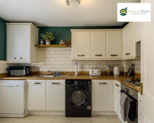 Gallery image of LOW Price this winter 3 Bedroom House in Coventry - Sleeps 5 - With Free Unlimited Wi-fi, Driveway & Garden By Passionfruit Properties- 26WWC in Coventry