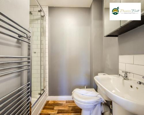 a bathroom with a toilet and a sink at LOW Price this winter 3 Bedroom House in Coventry - Sleeps 5 - With Free Unlimited Wi-fi, Driveway & Garden By Passionfruit Properties- 26WWC in Coventry