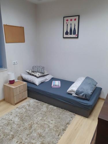 a bed in a room with a blue mattress at Pokoje ze wspólną łazienką i kuchnią w centrum Starachowic in Starachowice