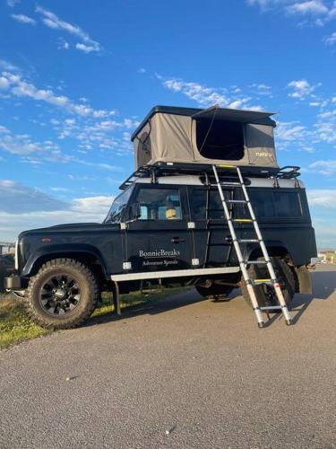 un camion avec une tente à l'arrière dans l'établissement Bonniebreaks, à Avoch