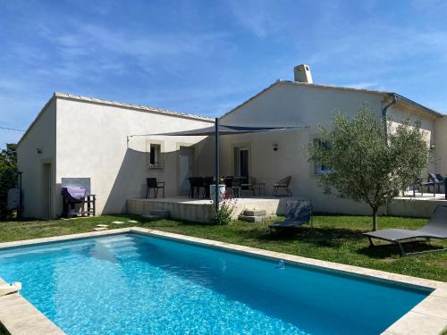 une villa avec piscine devant une maison dans l'établissement Moun Cabanoun, à Carpentras