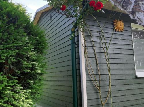 a house with a green pole with flowers on it at Ferienhaus am See in Zadelsdorf