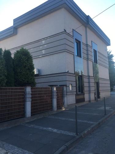a building with a fence in front of it at Pokoje ze wspólną łazienką i kuchnią w centrum Starachowic in Starachowice