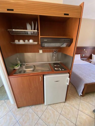 Paradosi Roomsにあるキッチンまたは簡易キッチン