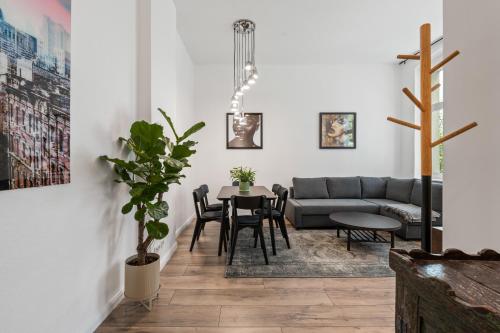 un soggiorno con divano e tavolo di GreatStay - Tieckstr.3 Loft for up to 7 people a Berlino