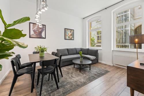 uma sala de estar com um sofá e uma mesa em GreatStay - Tieckstr.3 Loft for up to 7 people em Berlim