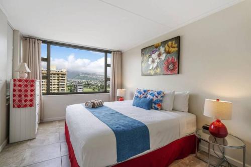 1 dormitorio con cama grande y ventana grande en Maluhia Mountain View Suite 1 bed 1 Free Parking en Honolulu