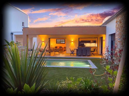 une maison avec une piscine dans la cour dans l'établissement VILLA Paolo, à Saint-Christol-lès-Alès
