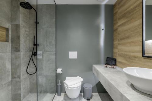 Un baño de Acropolis Magenta Luxury Suites