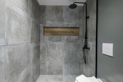 Un baño de Acropolis Magenta Luxury Suites