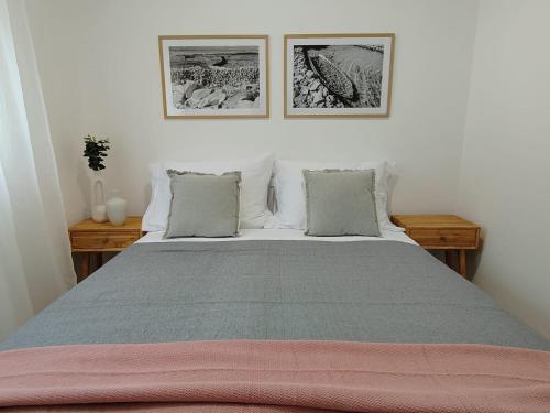 una camera con un letto con due immagini sul muro di Villa Panama a Pag
