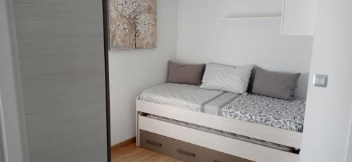1 dormitorio pequeño con 1 cama en una habitación en Casa Ageitos, en Vimianzo