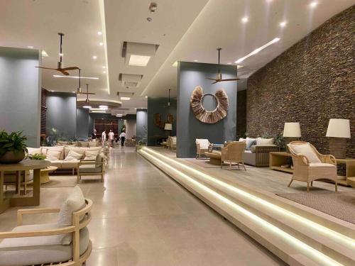 a lobby with couches and chairs in a building at Reserva del Mar - Apto con vista al mar in Santa Marta
