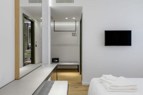 Cama o camas de una habitación en Acropolis Magenta Luxury Suites