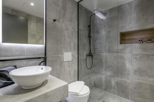 Un baño de Acropolis Magenta Luxury Suites