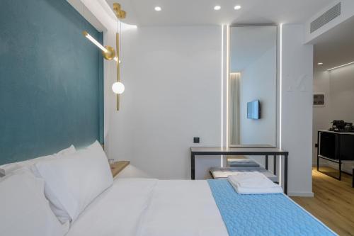 Cama o camas de una habitación en Acropolis Magenta Luxury Suites