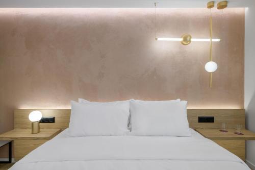 Cama o camas de una habitación en Acropolis Magenta Luxury Suites