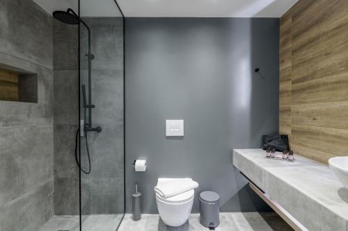 Un baño de Acropolis Magenta Luxury Suites