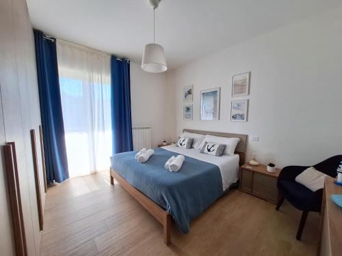 ein Schlafzimmer mit einem Bett mit zwei Handtüchern darauf in der Unterkunft B&B Stella Di Mare - Ortona in Ortona