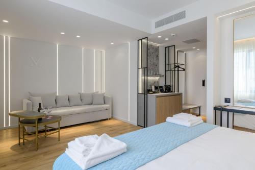 Cama o camas de una habitación en Acropolis Magenta Luxury Suites