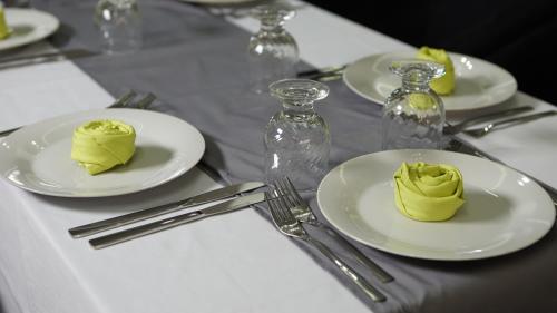 ホテルの敷地内または近くでの食事または食べ物
