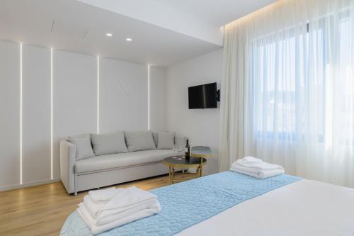 Cama o camas de una habitación en Acropolis Magenta Luxury Suites