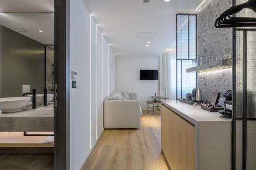 Kúpeľňa v ubytovaní Acropolis Magenta Luxury Suites