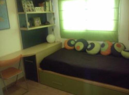 1 dormitorio con ventana y 1 cama con almohadas en Apartamento Alcocebre, en Alcossebre