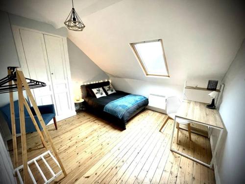 a small bedroom with a bed and a window at Maison Gabriel - charmant lieu de vie pour 8 pers. in Berck-sur-Mer