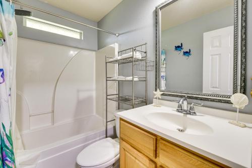 uma casa de banho com um lavatório, um WC e um espelho. em Crestview Vacation Rental Day Trip to Destin! em Crestview