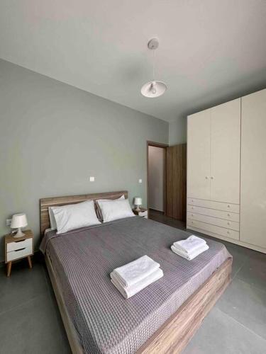 um quarto com uma cama grande com duas toalhas em Zouf house em Panayía Mesosporítissa