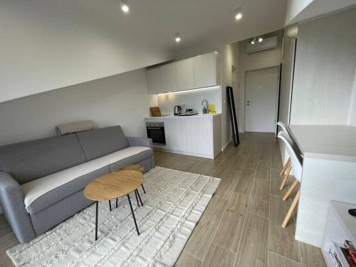 Mini Condos® 30DL - Studio 2 minutes to waterfront في تيفات: غرفة معيشة مع أريكة وطاولة