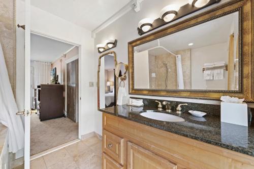 ein Bad mit einem Waschbecken und einem Spiegel in der Unterkunft 14 West Hotel Laguna Beach in Laguna Beach