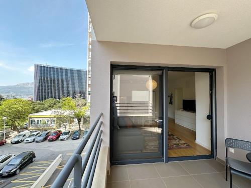 Un balcón con vista a un estacionamiento. en Grandpa´s tree - private garage, en Split